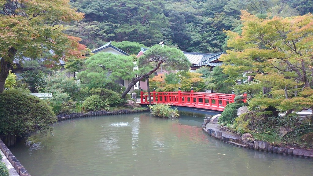 大谷寺　境内の赤い橋の写真