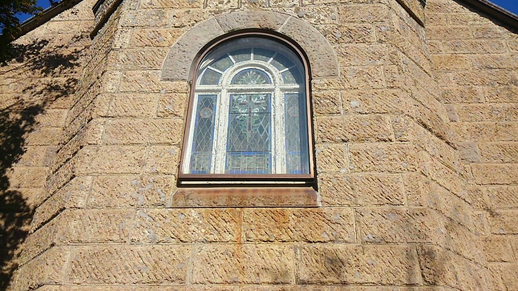 安中教会の外観　窓の写真